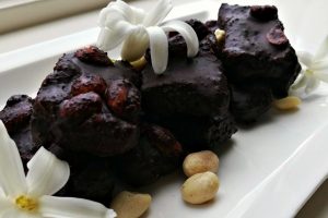Gezonde smul-reep met dadels en pinda's
